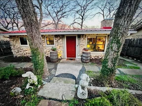 Beautiful Cabin ON River-Sleeps 6! SUP, fish, etc.
