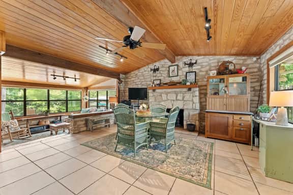 Cozy Cabin ON Guad River- Paddleboard, Kayaks, BBQ