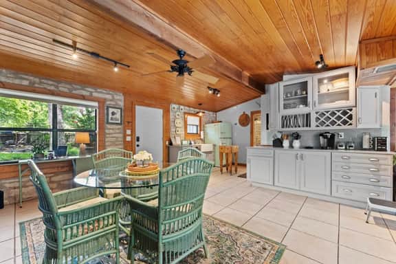Sleeps 14 on the River! Free Kayaks -by Whitewater