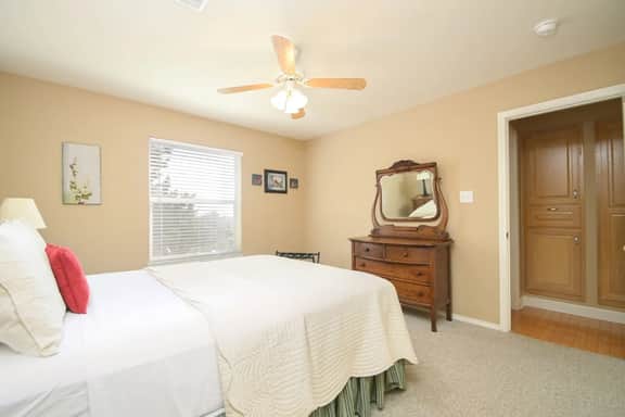 Views! Near Lake - Hot tub - King Mstr w/ Balcony