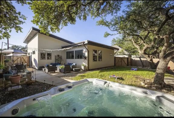 Hot Tub/Cold Plunge Family Friendly Stylish & Cozy