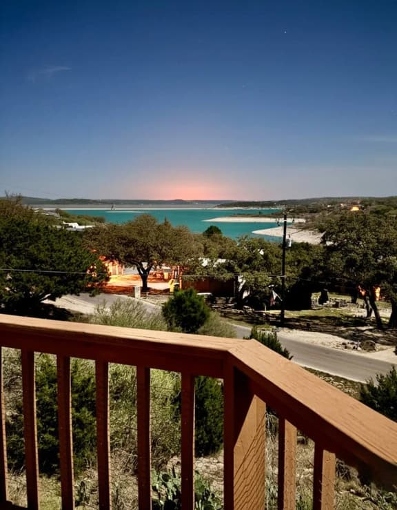 Views! Near Lake - Hot tub - King Mstr w/ Balcony